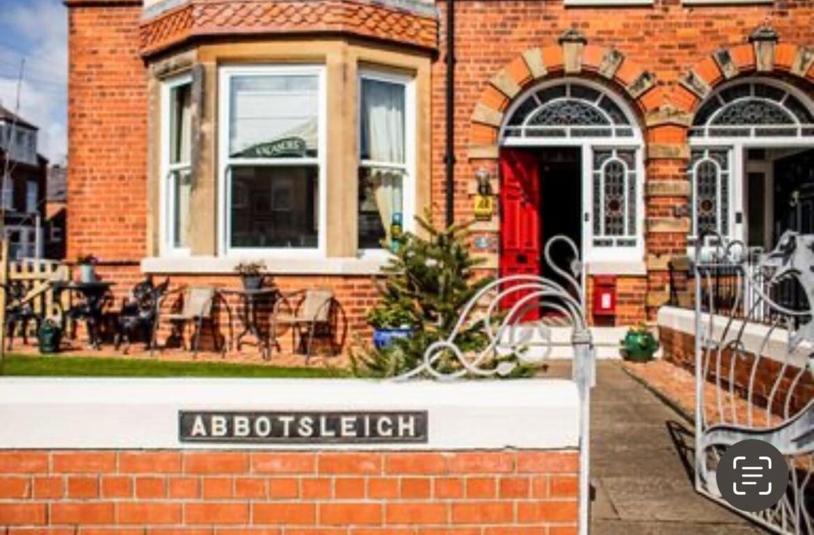 Abbotsleigh Of Whitby Bed & Breakfast Exterior photo